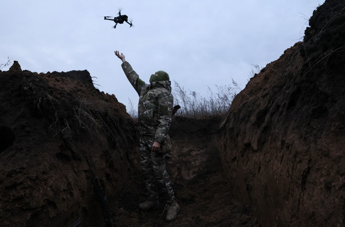 Ngoài ra, quân Ukraine đang tích cực sử dụng máy bay không người lái (UAV) để rải mìn từ xa, nhằm cản trở các cuộc tiến công của lực lượng thiết giáp cơ động Nga. Ảnh: Reuters.