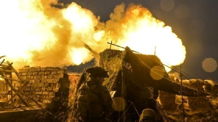 Điều này buộc Quân đội Ukraine phải giảm sử dụng tuyến đường sắt này và ngày càng phụ thuộc vào tuyến đường sắt phía bắc cùng với quốc lộ M30. Tuy nhiên, khu vực này cũng bị quân Nga phong tỏa hỏa lực, dù vậy, mức độ vẫn đỡ nghiêm trọng hơn so với T04-06. Ảnh: Sputnik.