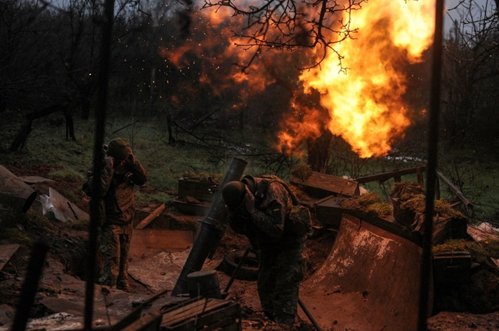 Đối với quân đội Ukraine, nhiệm vụ hàng đầu là bảo vệ Pokrovsk. Tướng Syrskyi phát biểu trên mạng xã hội rằng nhiệm vụ hiện tại của họ là đảm bảo việc phòng thủ và hậu cần cho Pokrovsk . Tuy nhiên, việc duy trì nguồn cung hậu cần liên tục là vô cùng khó khăn. Ảnh: Reuters.
