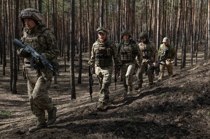 Quân đội Ukraine áp dụng chiến thuật phòng thủ rất nghiêm ngặt, họ nhận lệnh phải giữ vững từng tấc đất mà họ kiểm soát bằng mọi giá, và nếu ai cố gắng rời bỏ vị trí, có thể bị chính đồng đội của mình hạ sát. Ảnh: New York Times.