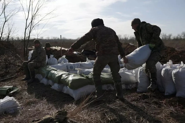 Mặc dù Quân đội Nga đang nắm giữ quyền chủ động, nhưng lính Ukraine đã đào sẵn các công sự và thường xuyên nhận được tiếp viện, khiến sức mạnh của họ tăng cường đáng kể. Ảnh: Getty Images.