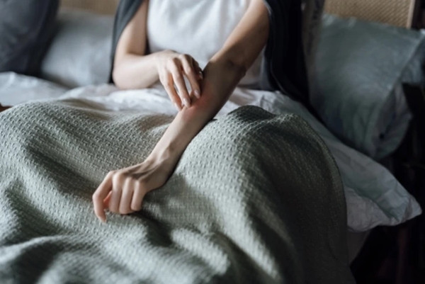 Trong khi đó, tổ điều tra cho biết, bé gái hiện vẫn đang được điều trị tại bệnh viện. Gia đình em đang rất lo lắng và muốn bảo vệ sự riêng tư cũng như sự an toàn về tinh thần của em. Họ mong muốn không có quá nhiều sự chú ý từ dư luận.