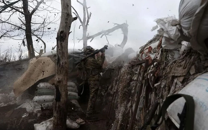 Do quân Nga đang tiến sát, Ukraine đã bắt đầu củng cố tuyến phòng thủ phía tây của Malaya Loknya, dựa vào con sông Malaya Loknya để thiết lập các vị trí chiến đấu. Con sông này không lớn, những đoạn hẹp chỉ rộng chưa đến 10 mét, nhưng hai bên là rừng rậm và bụi cây dày đặc, khiến cho các vị trí thích hợp để quân Nga xây cầu phao rất hạn chế, trở thành một rào cản tự nhiên. Ảnh: TCH.