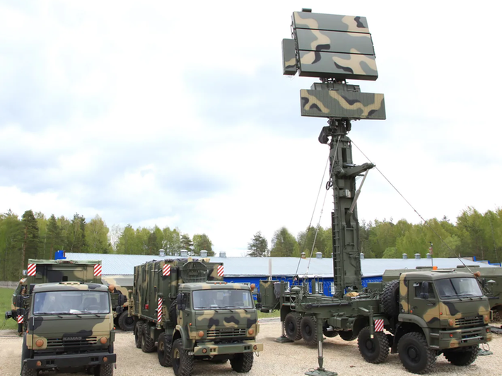 Radar này có phạm vi phát hiện rất rộng, bao gồm các chế độ tầm thấp, tầm cao và vùng núi, có thể theo dõi đồng thời tối đa 200 mục tiêu, với phạm vi phát hiện tối đa lên đến 300 km. Ảnh: Kyiv Independent.