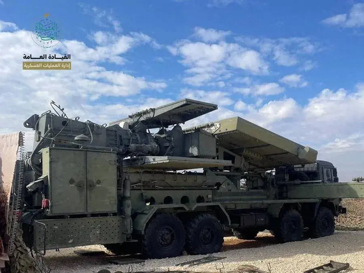 Gần đây, ở thành phố Hama, miền trung-tây Syria, phiến quân Hay'at Tahrir al-Sham (HTS) tuyên bố đã thu giữ được một radar cảnh báo tầm thấp 48Ya6-K1 do Nga sản xuất. Thông tin này ngay lập tức khiến nhiều người choáng váng, và không ít chuyên gia bày tỏ lo ngại rằng công nghệ quân sự của Nga có thể bị rò rỉ vì sự việc này. Ảnh: Sina.