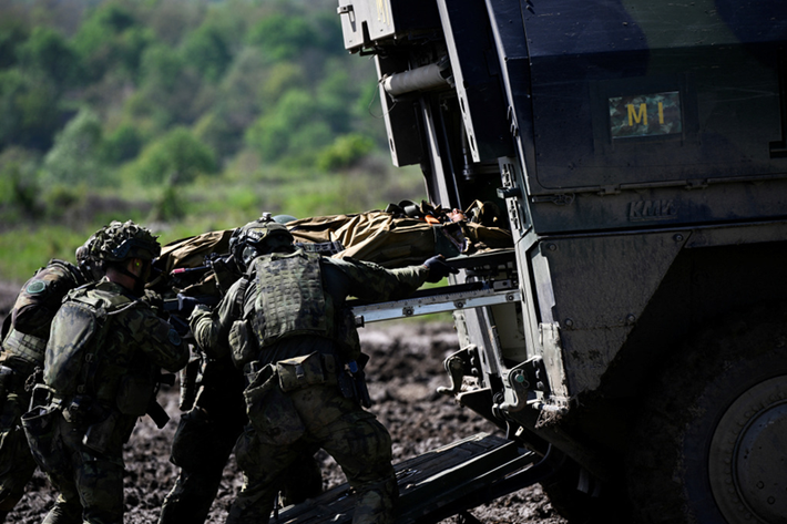 Gần đây, cuộc chiến Nga-Ukraine tưởng chừng sắp kết thúc lại bùng lên căng thẳng mới khi Mỹ và các nước phương Tây can thiệp sâu hơn. Không chỉ viện trợ tiền và vũ khí, các nước phương Tây còn chính thức thảo luận về khả năng điều quân tới Ukraine, đẩy Nga vào thế khó. Ảnh: Reuters.