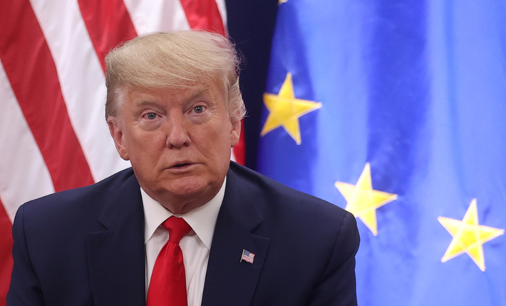 Ngoài ra, ông Trump còn yêu cầu các nước châu Âu tăng cường mua dầu và khí tự nhiên hóa lỏng từ Mỹ để bù đắp thâm hụt khổng lồ của Mỹ. Nếu không, ông sẽ áp thuế bổ sung lên hàng hóa của EU. Điều này cho thấy cuộc chiến này có lẽ sẽ còn tiếp diễn. Ảnh: Reuters.