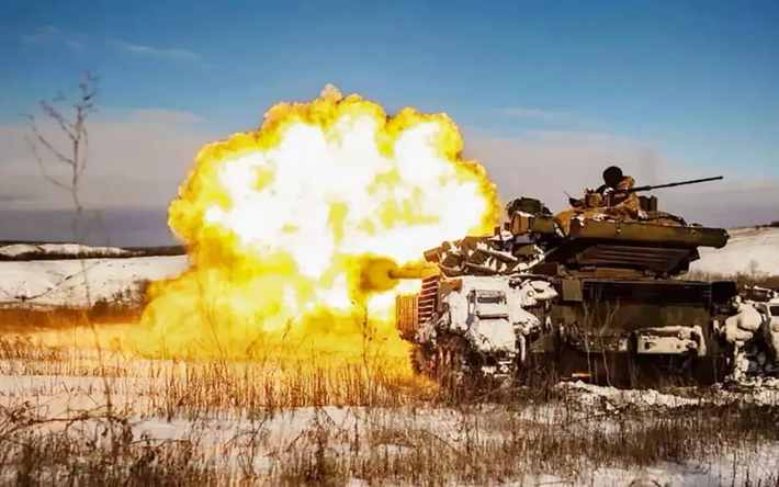Dường như quân Ukraine không cần phải cố thủ tại Kursk nữa. Theo lời ông Zelensky, Ukraine giữ vững Kursk để giành thêm lợi thế đàm phán trước khi ông Trump can thiệp hòa giải, với mục tiêu dùng lãnh thổ đổi lấy lãnh thổ. Nhưng hiện tại, ông Trump đã thay đổi ý định và dự kiến tiếp tục viện trợ quân sự, nên kế hoạch 'hòa giải ngừng bắn' cũng không cần thiết nữa. Ảnh: Bộ Quốc phòng Ukraine.