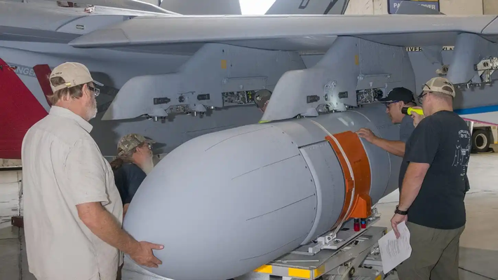 Ngoài Raytheon, nhiều công ty khác cũng phát triển các hệ thống tác chiến điện tử tương tự. Lockheed Martin giới thiệu Advanced Electronic Warfare System (AEWS) tích hợp trên F-35 Lightning II; Northrop Grumman ra mắt Multi-Role Jammer (MRJ) cho F-16 và F-15; Thales phát triển hệ thống JASS cho các lực lượng châu Âu, tích hợp trên Eurofighter Typhoon và Dassault Rafale.