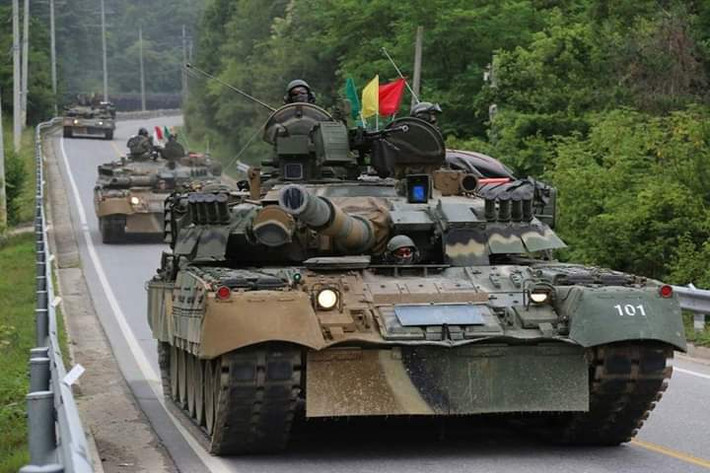 Việc tiêu hủy các xe tăng T-80U đánh dấu một giai đoạn mới trong mối quan hệ quân sự giữa Hàn Quốc và Nga. Quyết định này không chỉ thể hiện năng lực công nghệ quốc phòng của Hàn Quốc mà còn phản ánh chiến lược dài hạn, tập trung vào phát triển khí tài nội địa thay vì phụ thuộc vào vũ khí nước ngoài. Đây cũng là minh chứng cho sự phức tạp của các tương tác địa chính trị và kỹ thuật sau thời kỳ Liên Xô. (Nguồn ảnh: Bulgarian Military, Reddit, X, Defense Express, Wikipedia).