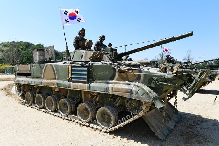 Hàn Quốc sở hữu các xe tăng T-80U và BMP-3 thông qua một thỏa thuận độc đáo vào năm 1996, khi Nga dùng các khí tài này để thanh toán khoản nợ thời Liên Xô. Tổng cộng, Hàn Quốc nhận được 33 xe tăng T-80U cùng nhiều hệ thống vũ khí khác.