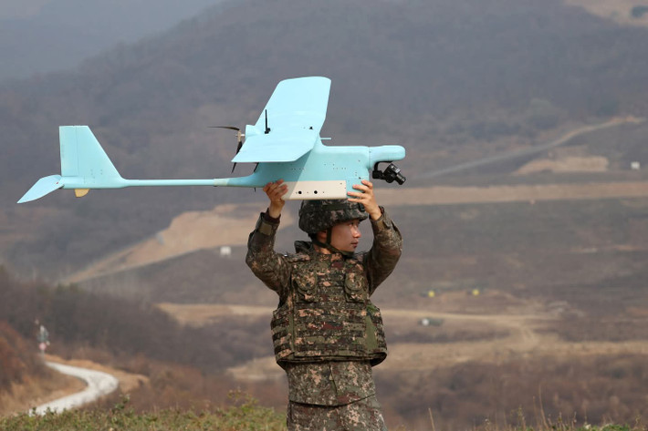 Một trong những hình ảnh nổi bật là chiếc máy bay không người lái (drone) cỡ nhỏ, thuộc dòng UAV chiến thuật cầm tay. Với thiết kế gọn nhẹ, dễ dàng vận chuyển và hoạt động, chiếc drone này dường như phục vụ mục đích trinh sát, giám sát và nâng cao khả năng nhận thức tình huống trên thực địa.
