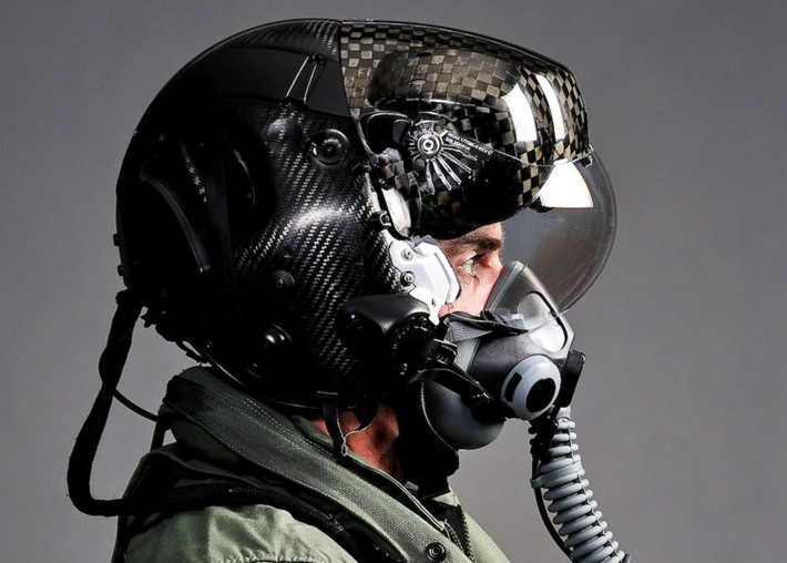 Tuy nhiên, Sukhoi vẫn còn tụt hậu so với các đối thủ như F-22 và F-35. Hai mẫu tiêm kích này được trang bị hệ thống hiển thị gắn mũ hiện đại. Ảnh: The Modern Battlespace.