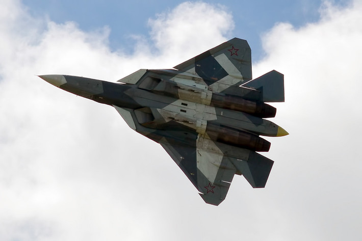 Su-57 cũng đang thử nghiệm với đầu phun động cơ phẳng để cải thiện khả năng tàng hình. Nếu thành công, máy bay sẽ khó bị radar phát hiện hơn. Ảnh: The National Interest.