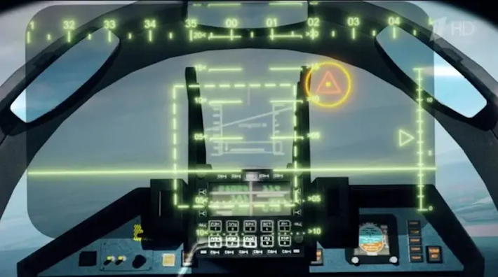 Được thiết kế riêng cho Su-57, mũ bảo hiểm tích hợp dữ liệu chiến đấu theo thời gian thực. Thông tin về độ cao, tốc độ, và tọa độ mục tiêu được hiển thị rõ ràng. Ảnh: Defence Blog.