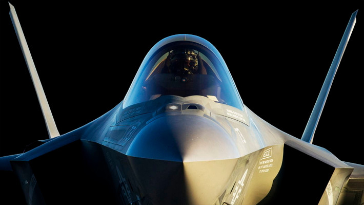 Công nghệ hiển thị gắn mũ trên F-22 và F-35 giúp nâng cao khả năng nhận thức tình huống. Khoang lái trở thành một trung tâm chỉ huy mạnh mẽ. Ảnh: Collins Aerospace.