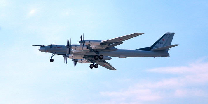Bên cạnh đó, Tu-95MSM còn có khả năng thích nghi với nhiều loại nhiệm vụ khác nhau, từ tấn công chính xác mục tiêu quân sự đến thực hiện các nhiệm vụ răn đe hạt nhân. Khả năng này không chỉ nâng cao tính linh hoạt mà còn củng cố vai trò của nó trong chiến lược quân sự tổng thể của Nga.