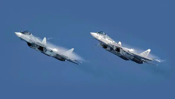 Trên thực tế, Nga đã thực hiện nhiều chuyến bay thử nghiệm phối hợp giữa Su-57 và S-70, chứng minh tính khả thi của mô hình tác chiến người-máy. Đặc biệt, vào tháng 10 vừa qua, tại chiến trường Ukraine, Su-57 được cho là đã bắn hạ một drone S-70 khi hệ thống phối hợp giữa hai thiết bị bị gián đoạn.