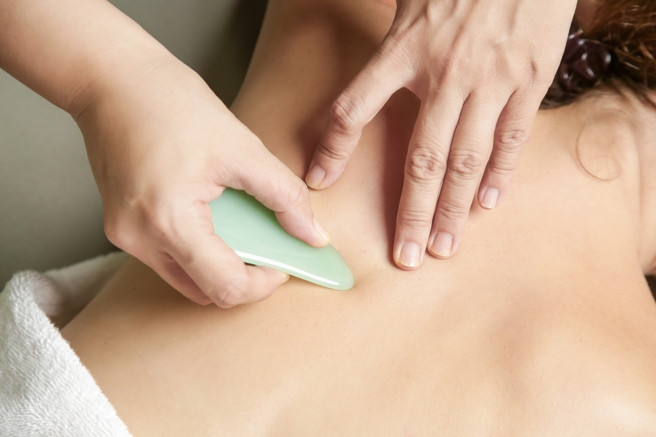 Thông tin về vụ việc nhanh chóng lan truyền trên mạng xã hội, gây ra sự phẫn nộ và bức xúc trong dư luận. Nhiều người bày tỏ sự lo ngại về sự an toàn của bệnh nhân khi đến các cơ sở y tế, đặc biệt là những cơ sở nhỏ lẻ, thiếu sự giám sát chặt chẽ. Đồng thời đặt ra câu hỏi về đạo đức nghề nghiệp của một số bác sĩ, những người đã lợi dụng lòng tin của bệnh nhân để thực hiện hành vi phạm tội.