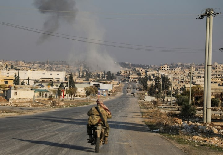 Đặc biệt, tại chiến trường Syria, do quân nổi dậy bất ngờ tấn công, Quân đội Nga và Chính phủ Syria đã chịu tổn thất nặng nề. Đúng lúc các lực lượng thân Iran điều quân hỗ trợ Nga, Mỹ đã can thiệp và thậm chí tiến hành ba cuộc không kích liên tiếp nhằm vào lực lượng viện trợ này. Ảnh: Reuters.