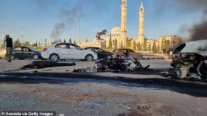 Damascus đã thất thủ không lâu sau khi phe nổi dậy vào ngày 6/12 bao vây thành phố Homs của Syria bằng một cuộc tấn công nhanh vào các lực lượng chính phủ, khiến ba trong số năm thành phố lớn nhất rơi vào tay họ mà không có gì ngăn cản họ tiến vào thủ đô Syria. Các chiến binh HTS tuyên bố vào ngày 7/12 rằng họ đã chiếm được thành phố này một ngày sau khi cũng tuyên bố đã kiểm soát thành phố Daraa. Ảnh: Anadolu.