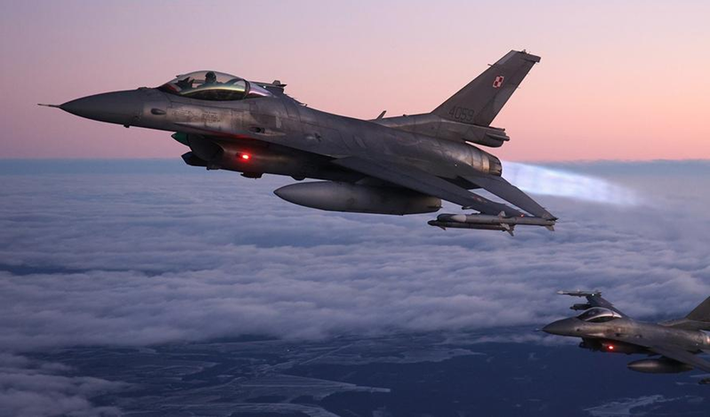 Ukraine kỳ vọng rất nhiều vào những chiếc F-16 mà họ nhận được từ Mỹ, hy vọng chúng sẽ giúp thay đổi tiến trình của chiến dịch quân sự đặc biệt. Tuy nhiên, cho đến nay vẫn chưa thấy những chiếc máy bay này tham gia vào các hoạt động chiến đấu hay giao chiến với máy bay chiến đấu Nga. Vào tháng 12 năm nay, Ukraine đã nhận 6 chiếc F-16 từ Đan Mạch. Hiện tại, Không quân Ukraine đã có gần 20 chiếc máy bay loại này. Ảnh: Reuters.
