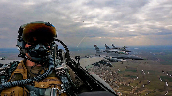 Mọi người thường cho rằng lý do Ukraine chỉ có khoảng 20 chiếc F-16 là vì nước này thiếu phi công có trình độ. Quân đội Ukraine có thể sẽ tìm cách thu hút phi công từ các quốc gia NATO để lái F-16 thực hiện nhiệm vụ chiến đấu. Ảnh: Không quân Mỹ.