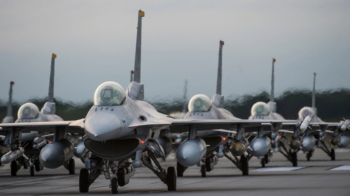 Theo các báo cáo, Ukraine ít nhất cần có 200 chiếc F-16 để đạt được mục tiêu này. Dĩ nhiên, Ukraine hoàn toàn có thể nhận được số lượng F-16 này trong vài năm tới. Bên cạnh đó, Không quân Ukraine cũng cần có máy bay cảnh báo sớm, máy bay tác chiến điện tử có thể gia nhập đội hình máy bay tấn công và một đội F-16 chuyên trách đánh phá các vị trí phóng hệ thống phòng không của đối phương. Ảnh: Bộ Quốc phòng Mỹ.