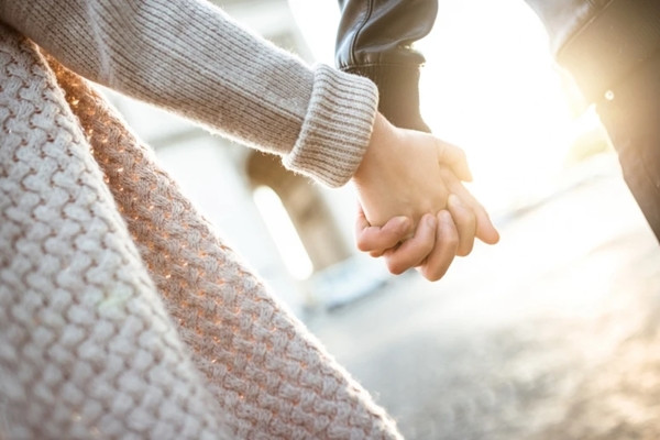 Không chỉ lừa đảo những người phụ nữ đã kết hôn với mình, Lưu còn lợi dụng các mối quan hệ trên mạng xã hội và tại các tiệm massage để làm quen và lừa tiền của nhiều phụ nữ độc thân khác. Tổng cộng, số tiền mà Lưu đã chiếm đoạt được từ các nạn nhân lên đến hơn 2 triệu nhân dân tệ (khoảng hơn 7 tỷ đồng). Hành vi phạm tội của Lưu chỉ bị phanh phui khi người vợ thứ năm phát hiện ra tình sử dày đặc của chồng khi dọn dẹp giấy tờ và quyết định trình báo với cảnh sát.
