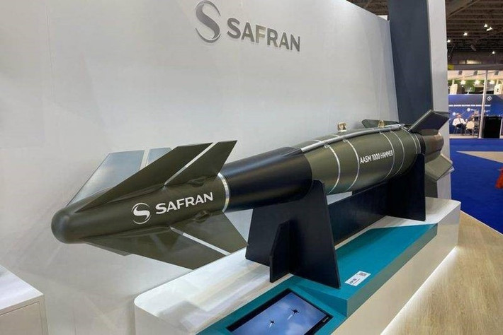“Máy bay Su-25 của chúng tôi cũng đang được hiện đại hóa và giờ đây chúng đã có thể sử dụng bom gắn động cơ phản lực - vũ khí này được gọi là AASM Hammer, chúng tôi đang sử dụng chúng rất thành công”, ông Golubtsov nói.
