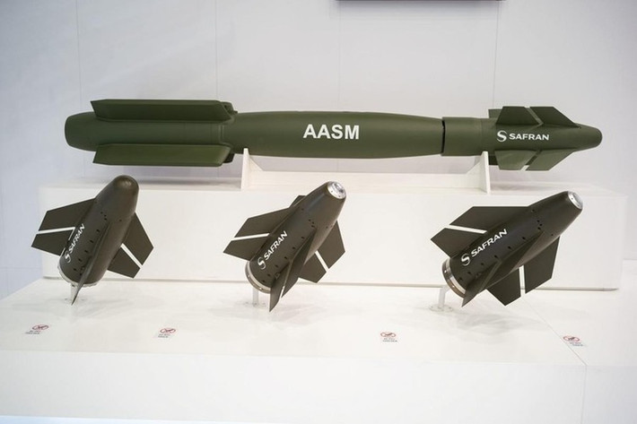 Trước đây việc tích hợp bom AASM-250 Hammer chỉ được ghi nhận trên tiêm kích MiG-29 và Su-27 của Ukraine, đây là những chiến đấu cơ có tốc độ rất cao, thích hợp cho hình thức "đánh và chạy".