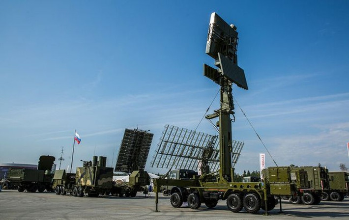 Hoạt động trong bước sóng centimet, hệ thống radar Podlet-K1 đủ khả năng phát hiện đồng thời tới 200 mục tiêu, tầm hoạt động kéo dài từ 10 đến 200 km, có thể lên đến 300 km ở chế độ mở rộng, độ cao tối đa 10 km và cung cấp phạm vi bao phủ 360 độ.