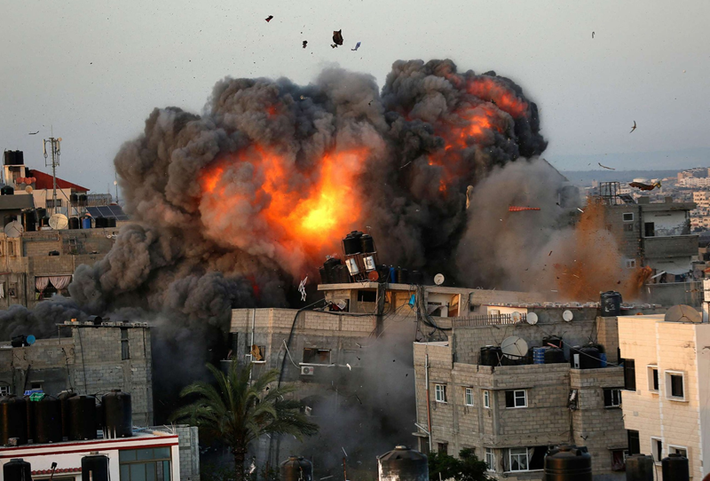 “Trong bối cảnh hỗn loạn, Không quân Israel đã tiến hành nhiều cuộc không kích ở Syria hôm nay, tiêu hủy vũ khí mà Israel lo ngại có thể rơi vào tay kẻ thù”, các phóng viên Israel đưa tin. Các cuộc không kích nhấn mạnh một chiến lược rộng lớn hơn của Israel nhằm duy trì lợi ích an ninh của mình trong một khu vực đang bất ổn. Ảnh: ABC News.
