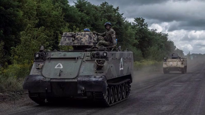 Nếu quân Nga chiếm được Martynovka, họ có thể tiến thẳng đến Sudzha dọc theo tuyến đường này, đồng thời cắt đứt các tuyến hậu cần của Quân đội Ukraine giữa mặt trận phía đông và phía tây. Thậm chí, điều này còn có thể chia cắt khu vực kiểm soát của Ukraine tại Kursk thành hai phần. Ảnh: Reuters.