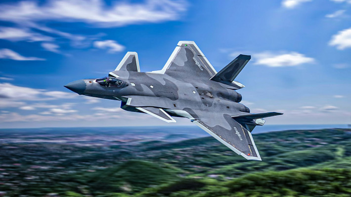 Su-57 tập trung vào khả năng cơ động và giao tranh tầm gần, nên chiếc máy bay này phù hợp với học thuyết phản ứng nhanh của Nga. Trong xung đột, J-20 có thể sẽ tập trung vào các nhiệm vụ thâm nhập tốc độ cao, trong khi Su-57 sẽ vượt trội trong các hoạt động đa năng, nhịp độ cao.