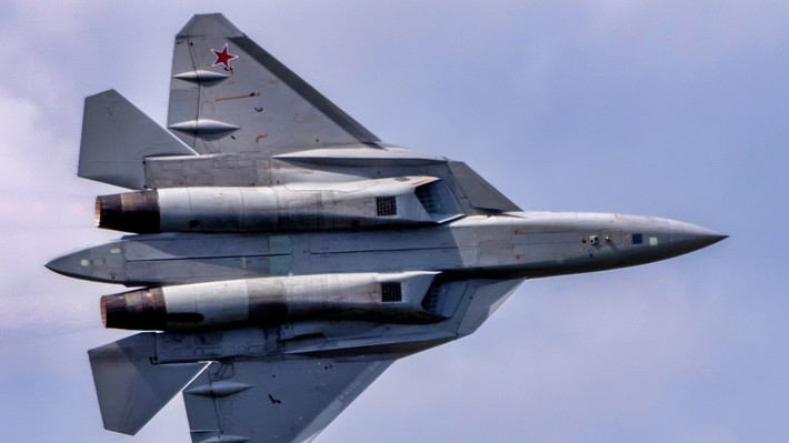 Chi phí hoạt động là yếu tố quan trọng trong việc triển khai lâu dài với 2 máy bay này. J-20 với lớp phủ tàng hình và vật liệu hấp thụ radar, cần được bảo dưỡng tỉ mỉ và có chi phí cao hơn. Với Su-57, mặc dù cũng tốn kém nhưng được thiết kế để bảo trì theo dạng mô-đun. Điều này làm cho Su-57 tiết kiệm chi phí hơn một chút so với J-20.
