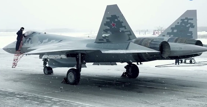 Hệ thống phòng thủ của 2 chiếc máy bay này cũng khác nhau. Su-57 có các biện pháp đối phó điện tử chủ động, bao gồm radar và mồi bẫy nhiệt, kết hợp với sự cơ động cao. Tuy nhiên, J-20 dựa nhiều hơn vào khả năng tàng hình và chiến thuật thoát hiểm tốc độ cao, khiến nó cực kỳ hiệu quả cho các nhiệm vụ thâm nhập sâu.