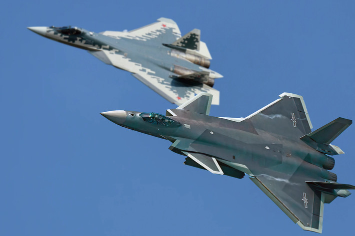 Su-57 và J-20 đều đại diện cho những tiến bộ mới nhất về kỹ thuật hàng không trên thế giới, với các vật liệu tiên tiến, thiết bị điện tử hàng không và tích hợp vũ khí hiện đại. Mỗi máy bay đều cho thấy những điểm mạnh riêng và độc đáo về khí động học, yếu tố tàng hình và triết lý thiết kế. Ảnh: Noticias de Israel.
