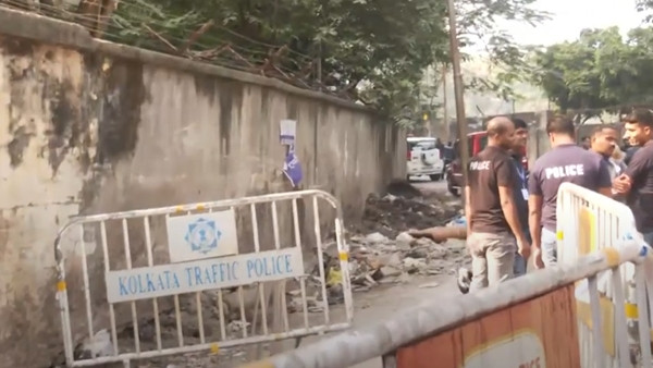 Vụ án mạng kinh hoàng vừa xảy ra tại thành phố Kolkata, Ấn Độ, khiến dư luận phẫn nộ. Nạn nhân là cô Khadeja Bibi (khoảng gần 40 tuổi), bị chính em rể sát hại và phân xác một cách dã man. Hung thủ, Atiur Rahman Laskar (35 tuổi) một công nhân xây dựng, đã bị bắt giữ sau 24 giờ điều tra khẩn trương của cảnh sát. (Ảnh: Opindia, India Today, NDTV)