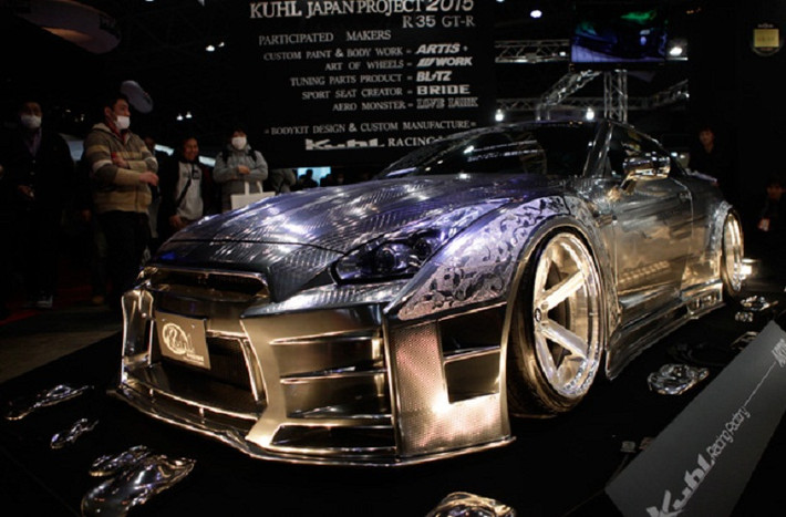 2. Kuhl Racing Nissan GT-R được xem là chiếc xe điên rồ nhất tại Tokyo Auto Salon 2015. Nhưng thực ra nó chỉ xếp thứ hai bất chấp mọi nỗ lực của mình dù đã có lớp sơn kim loại bên ngoài lộng lẫy, siêu kit thân rộng với đường nét cơ thể và bánh xe khổng lồ.