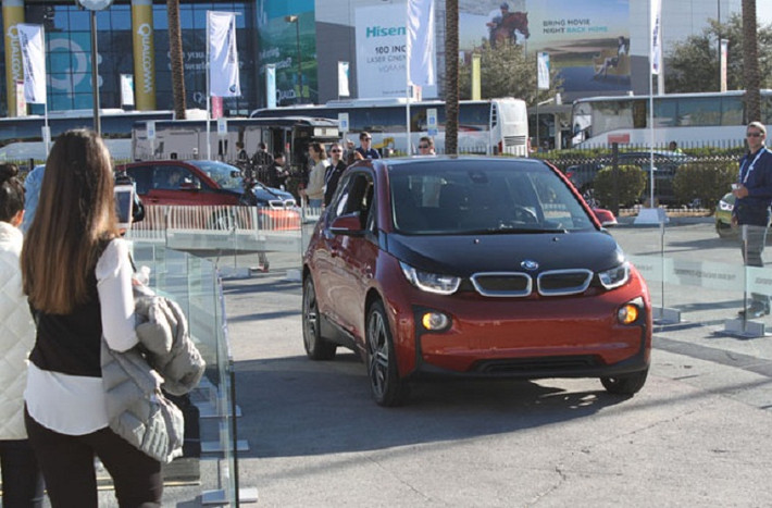 6. Xe điều khiển từ xa BMW: Được thử nghiệm trên dòng xe i3, chiếc xe có thể đi theo một con đường được lập trình trước mà không cần người lái. Trong buổi thử nghiệm, người lái thử sẽ chứng kiến chiếc xe tự lái vào chỗ đỗ xe, tự lái ra ngoài, mở cửa và khởi động máy.