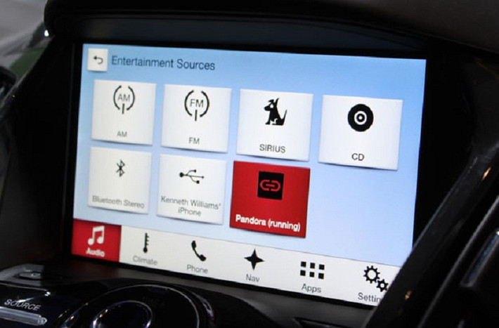 9. App Connectivity: Nhờ hệ thống Bosch’s MySpin (được sử dụng trong các dòng xe Land-Rover) và AppLink của Ford, rất nhiều ứng dụng đang và sẽ được tích hợp vào giao diện điều khiển xe.