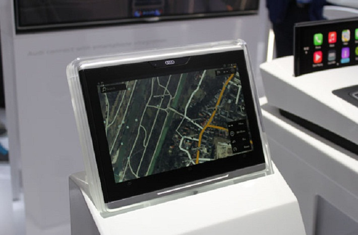 5. Tablet cho hàng ghế sau: Audi đã sử dụng các máy tính bảng nối với xe qua kết nối Wifi (BMW sử dụng kết nối Bluetooth). Hành khách có thể theo dõi chuyến đi, nghe nhạc, radio như một thiết bị di động.