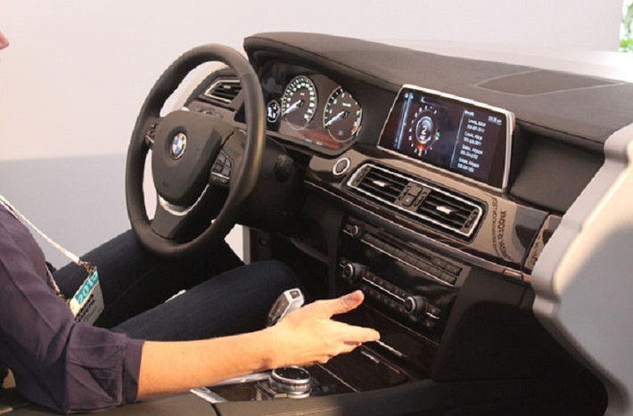 4. Điều khiển qua cử chỉ: BMW và Volkswagen là hai hãng xe giới thiệu tính năng này. Giao diện BMW iDrive đã được tích hợp thêm chức năng điều khiển bằng cử chỉ. Chiếc Golf R Touch Volkswagen còn tân tiến hơn nữa khi hệ thống này có thể thay thế các nút điều khiển.