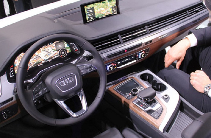 8. Audi Q7 interior thế hệ mới: Nội thất xe gây ấn tượng với các thiết kế bằng gỗ. Hệ thống tay lái với màn hình hiển thị touchpad cỡ lớn cũng gây nhiều chú ý.