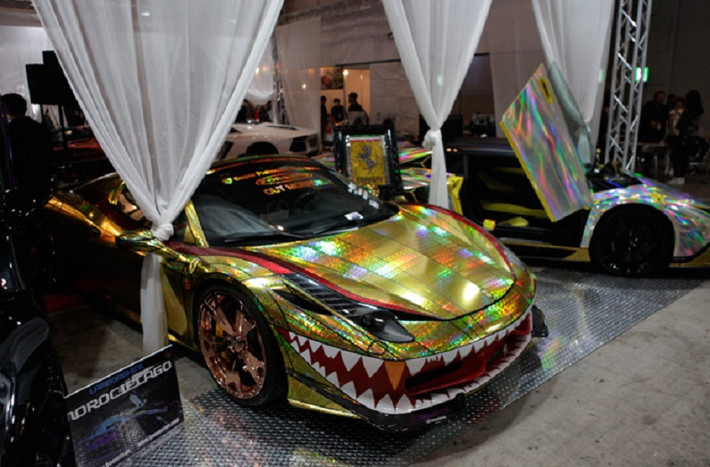 7. Không chỉ có hàm răng cá mập đằng trước khá thu vị, chiếc Ferrari 458 này còn có các lá vàng nổi ba chiều tạo nét thu hút. Mặc dù có chút nghi ngợi về mức độ an toàn, chiếc xe này sẽ đủ khiến bạn chói lóa ở bất kì đâu.
