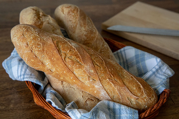 Bánh mỳ. Theo UK Harvest, bánh mì là một trong những thực phẩm bị lãng phí nhất ở Anh. Faye khuyến nghị nên giữ bánh trong thùng đựng bánh mì để kéo dài thời gian sử dụng bánh mì. (Barbara Bakes)