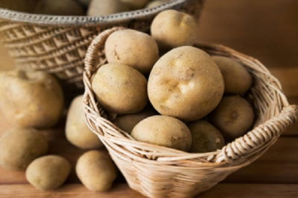 Khoai tây. Bạn nên để khoai tây ngoài tủ lạnh để tránh lượng đường cao khi nấu. (Ảnh: Nednapa)