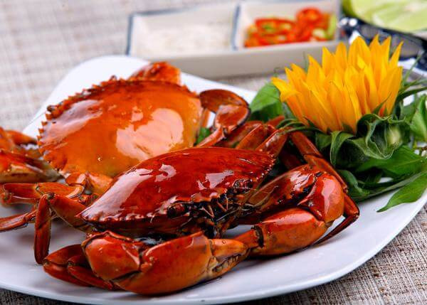 Ngoài nhấn mạnh bộ phận ở cua không nên ăn, chuyên gia còn đặc biệt lưu ý nên ăn cua tươi, chế biến kỹ. Sau khi cua chết, vi khuẩn sẽ nhanh chóng sinh sôi, khiến dinh dưỡng biến đổi. Lúc này, thịt cua sẽ không còn tươi ngon, thậm chí sinh ra các chất có hại, gây ngộ độc dẫn đến hiện tượng nôn, tiêu chảy, dị ứng...