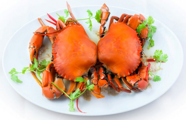 Phụ nữ mang thai nên cân nhắc loại thực phẩm này. Cua thuộc nhóm hải sản sống ở tầng đáy, rất có thể chứa nhiều kim loại nặng như cadmium, các chất ô nhiễm như dioxin và polychlorinated biphenyls. Đây đều là những chất ảnh hưởng tiêu cực đến sự phát triển của thai nhi. Do vậy, chị em nên hạn chế ăn cua trong giai đoạn bầu bí nhằm tránh rủi ro không mong muốn.